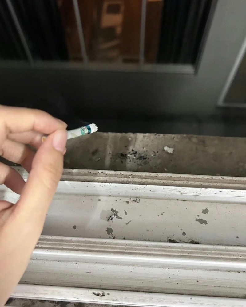 ảnh cầm thuốc lá
