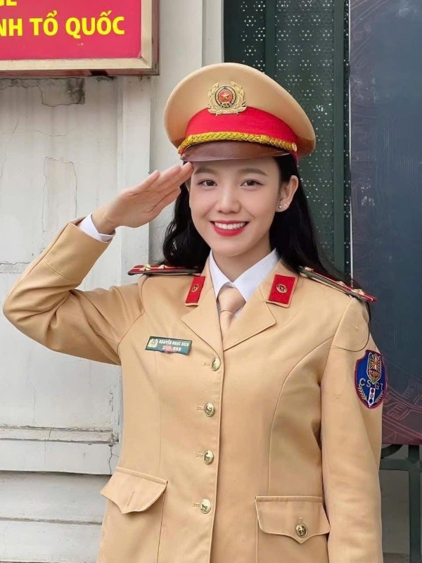 ảnh công an đứng chào