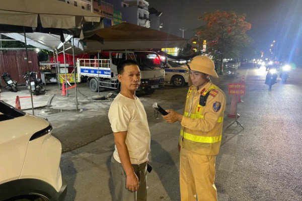 ảnh công an đứng chốt 14