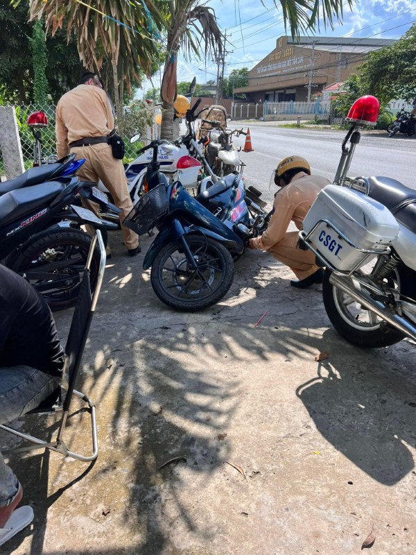ảnh công an đứng chốt 16