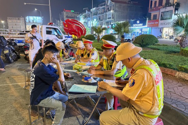 ảnh công an đứng chốt 18