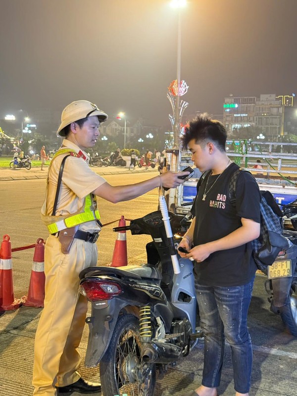 ảnh công an đứng chốt 20