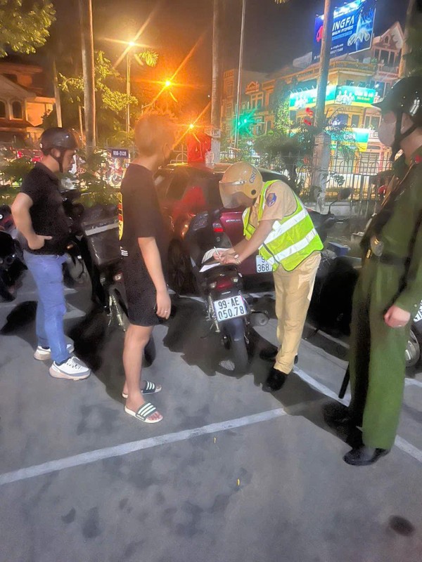 ảnh công an đứng chốt 22