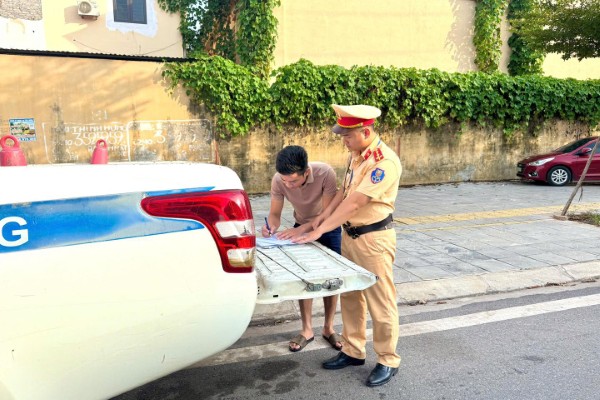 ảnh công an đứng chốt 24