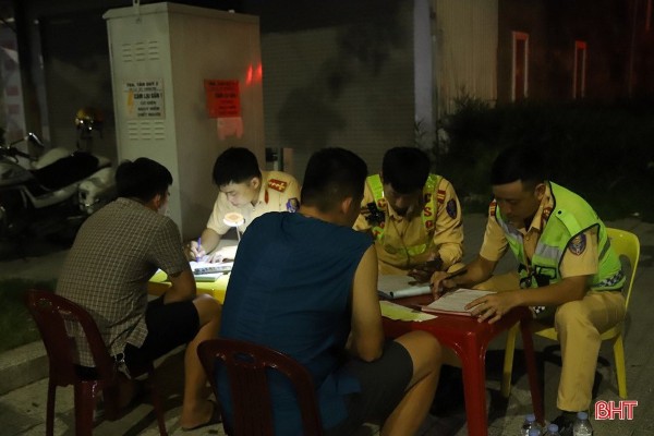 ảnh công an đứng chốt 25