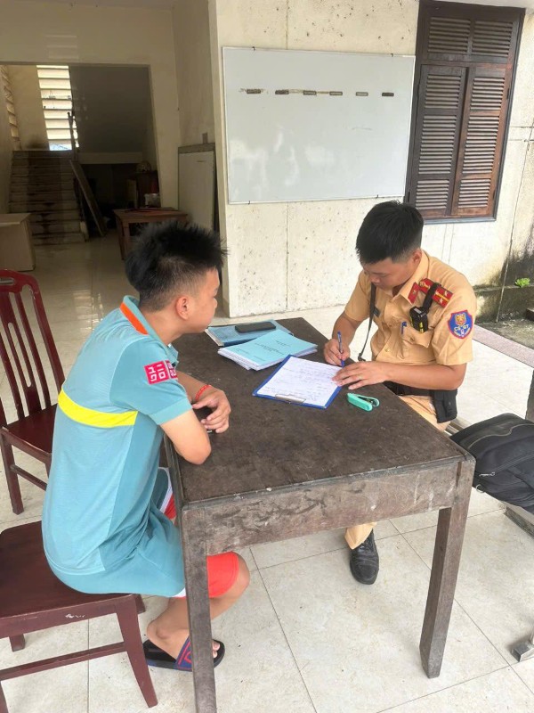 ảnh công an đứng chốt 27