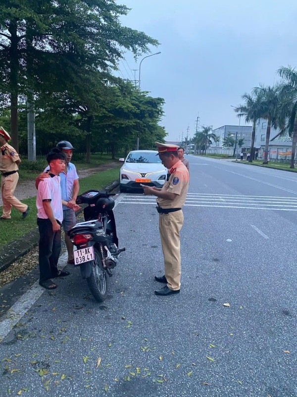ảnh công an đứng chốt 28