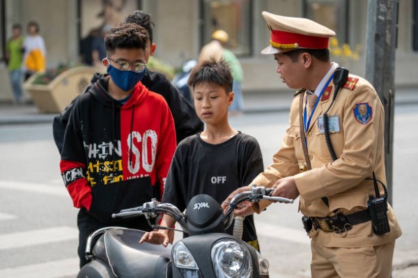 ảnh công an đứng chốt 32
