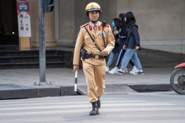 ảnh công an đứng chốt 33