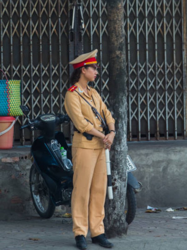 ảnh công an đứng chốt 37