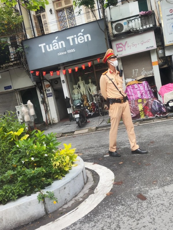 ảnh công an đứng chốt 38