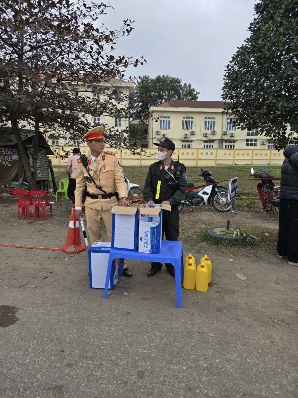 ảnh công an đứng chốt 4