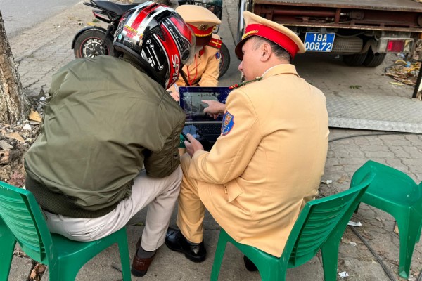 ảnh công an đứng chốt 8