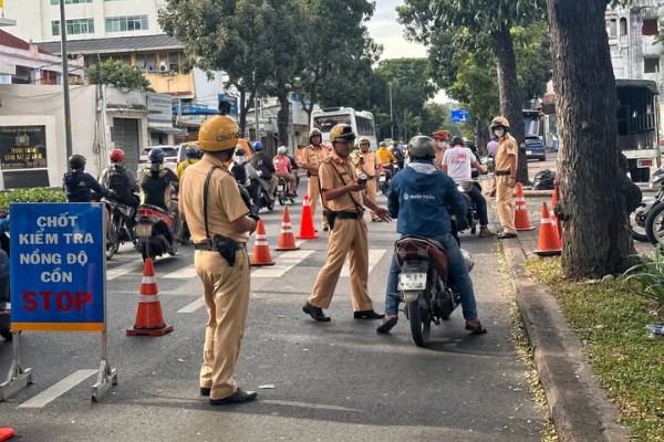 ảnh công an đứng chốt 9