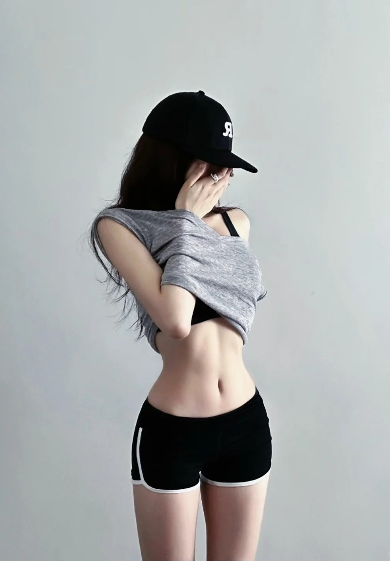 ảnh eo thon che mặt học sinh