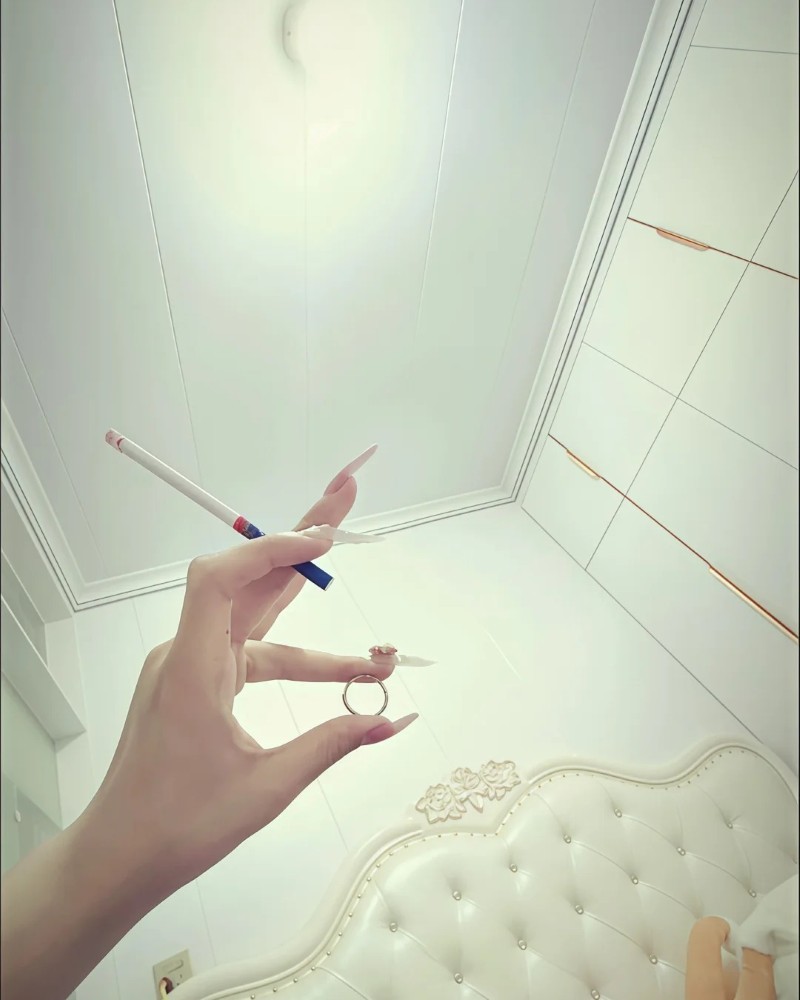 ảnh hút thuốc buồn nữ 3