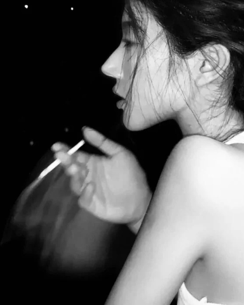 ảnh hút thuốc buồn nữ 32