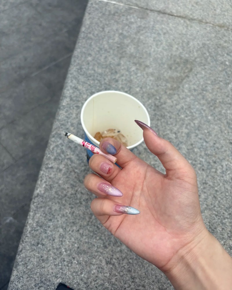 ảnh hút thuốc buồn nữ 34