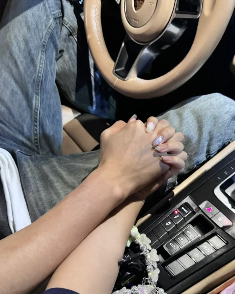 ảnh nắm tay trên ô tô 17