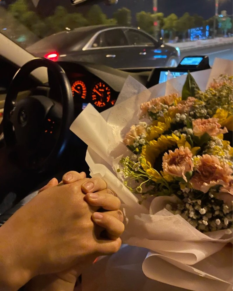 ảnh nắm tay trên ô tô 33