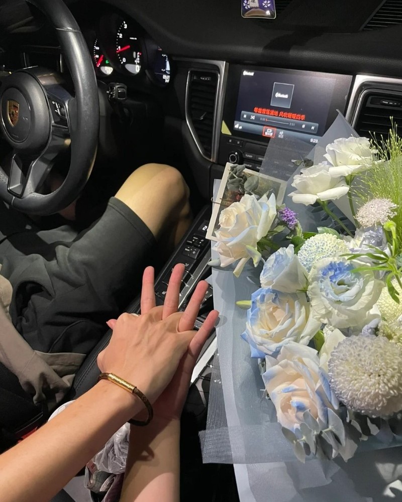 ảnh nắm tay trên ô tô 34 