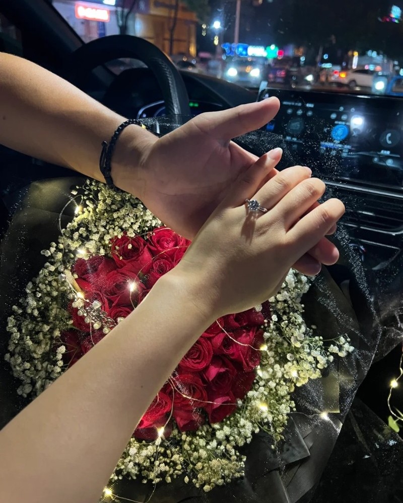 ảnh nắm tay trên ô tô 
