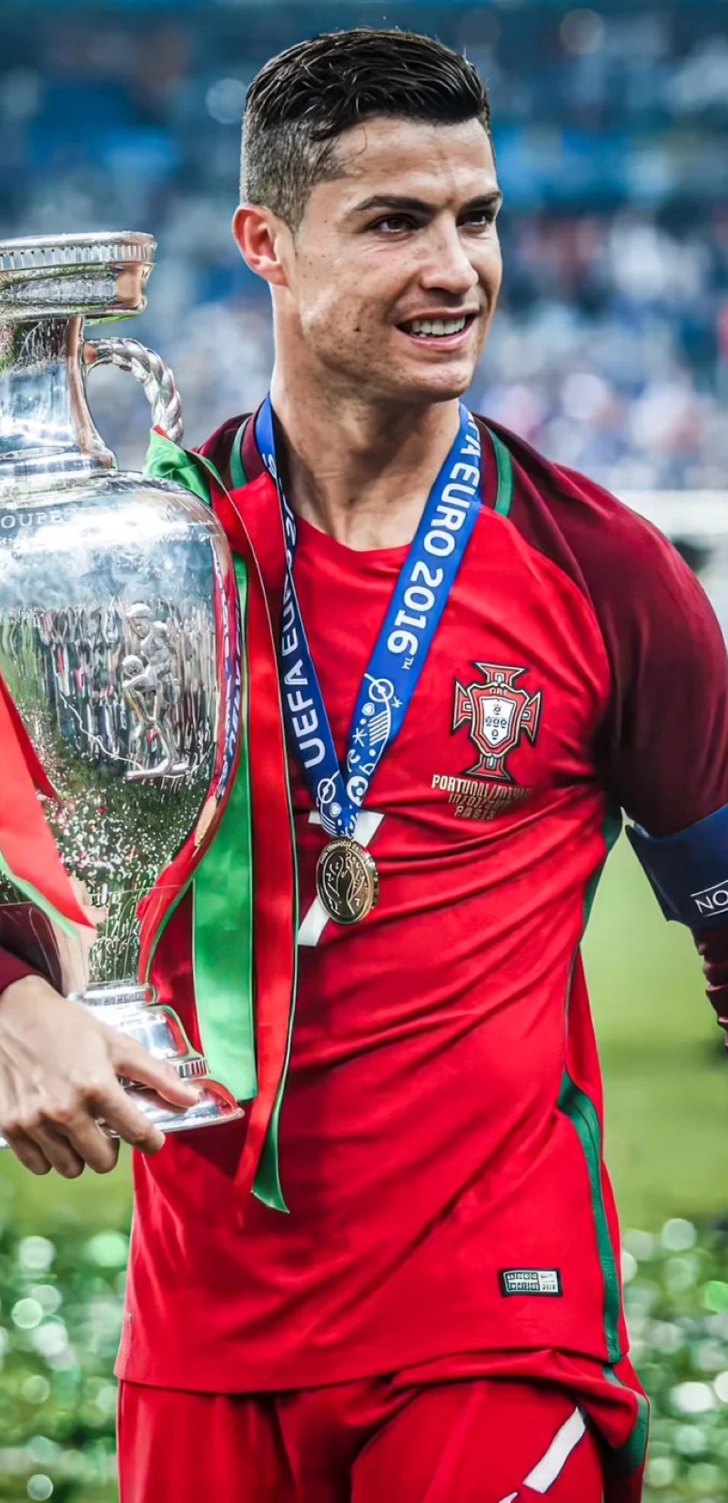 ảnh ronaldo nâng cúp