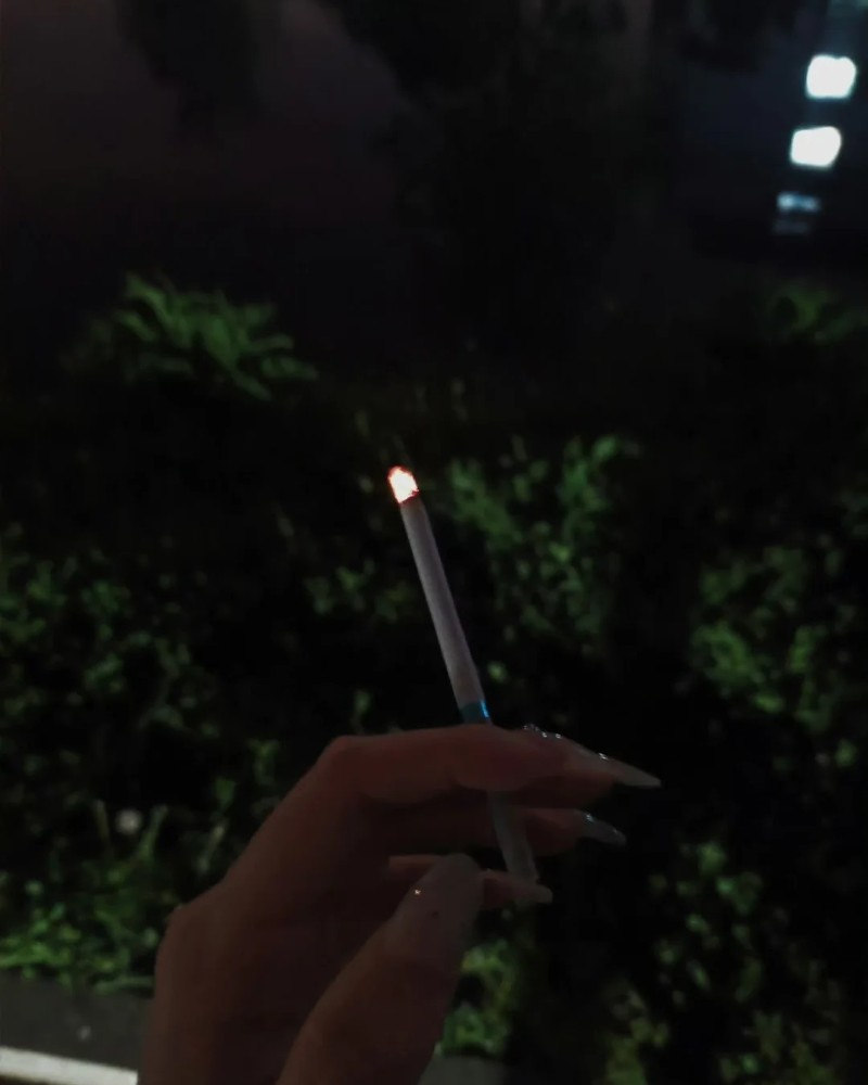 chụp ảnh ảnh tay cầm thuốc lá con gái
