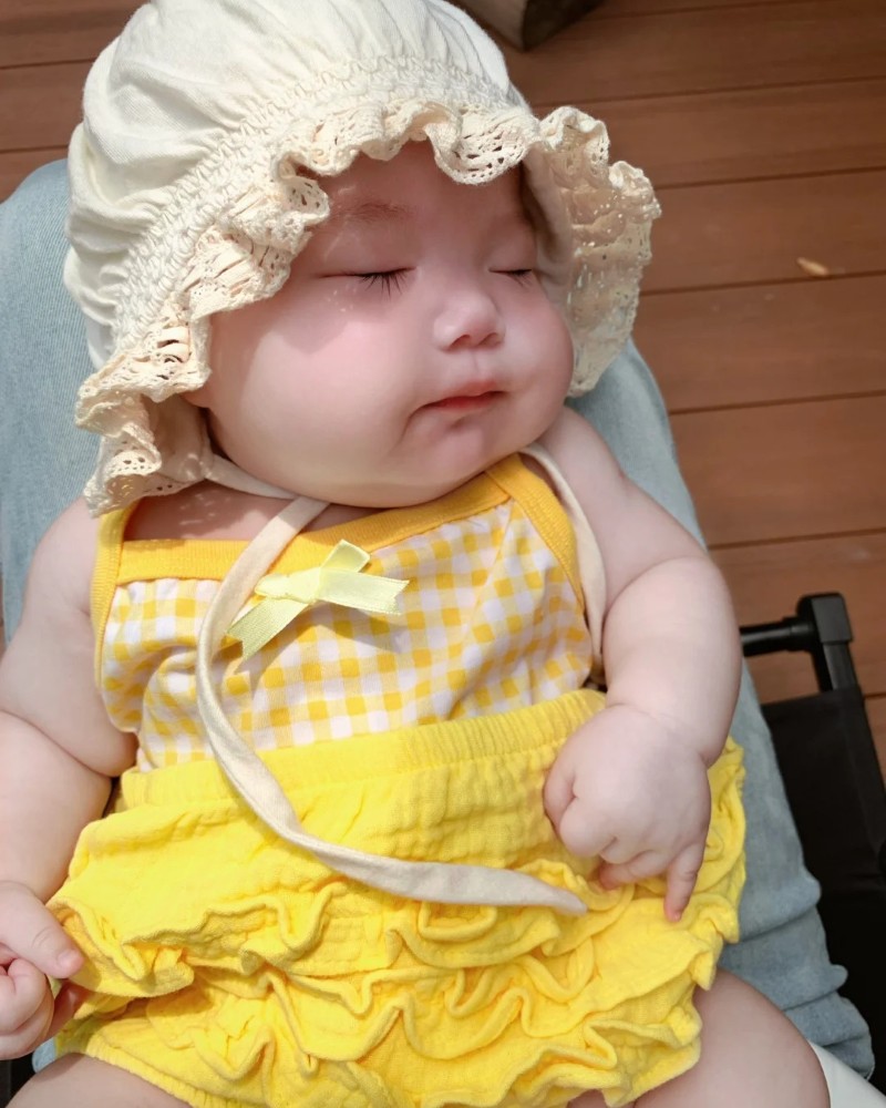 hình nền bé gái sơ sinh dễ thương 10