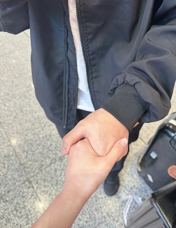 meme bắt tay 4