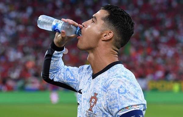 meme ronaldo uống nước