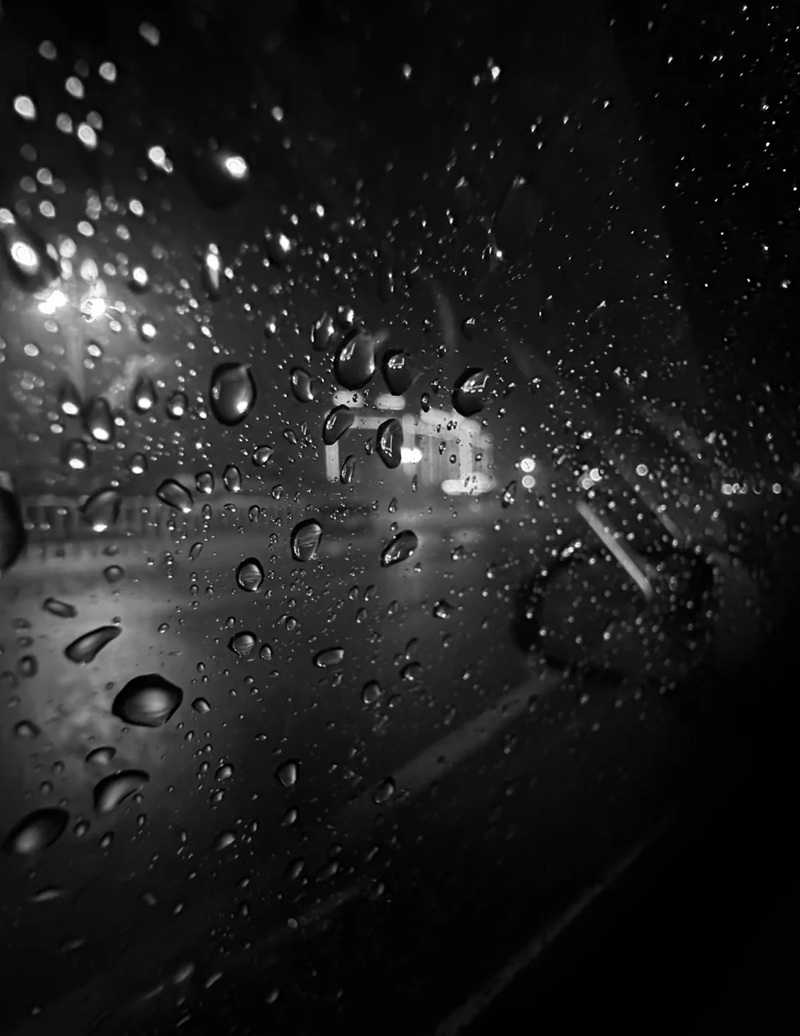 ảnh buồn trắng đen​