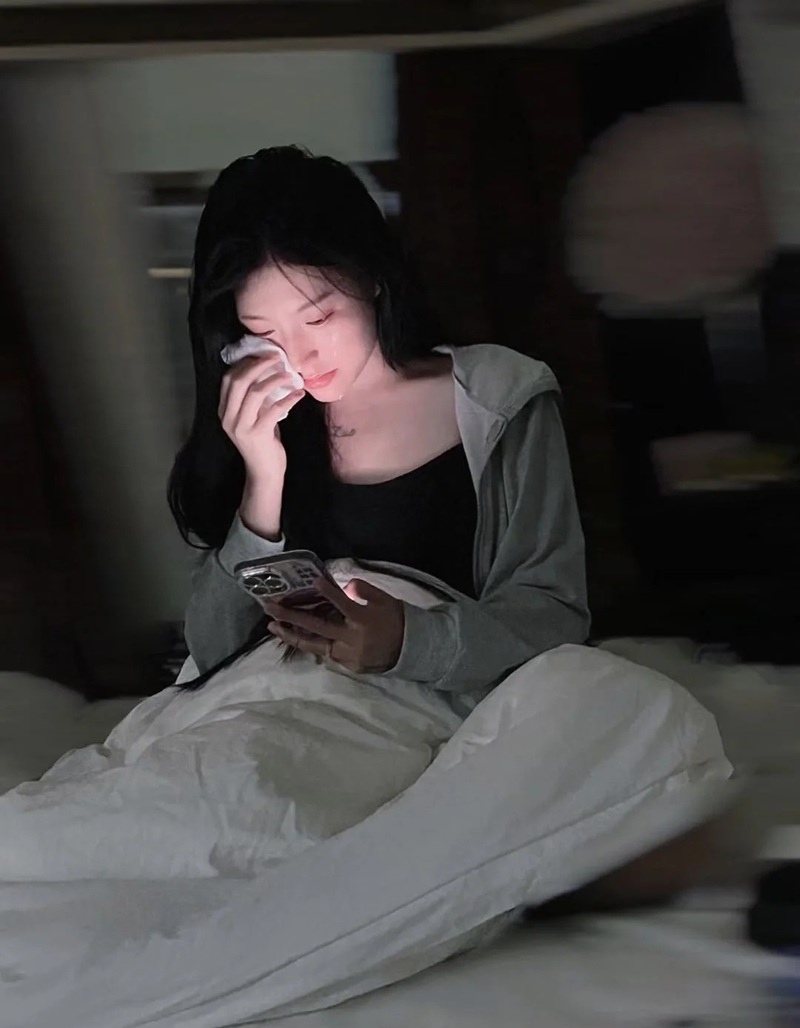 ảnh con gái khóc 2