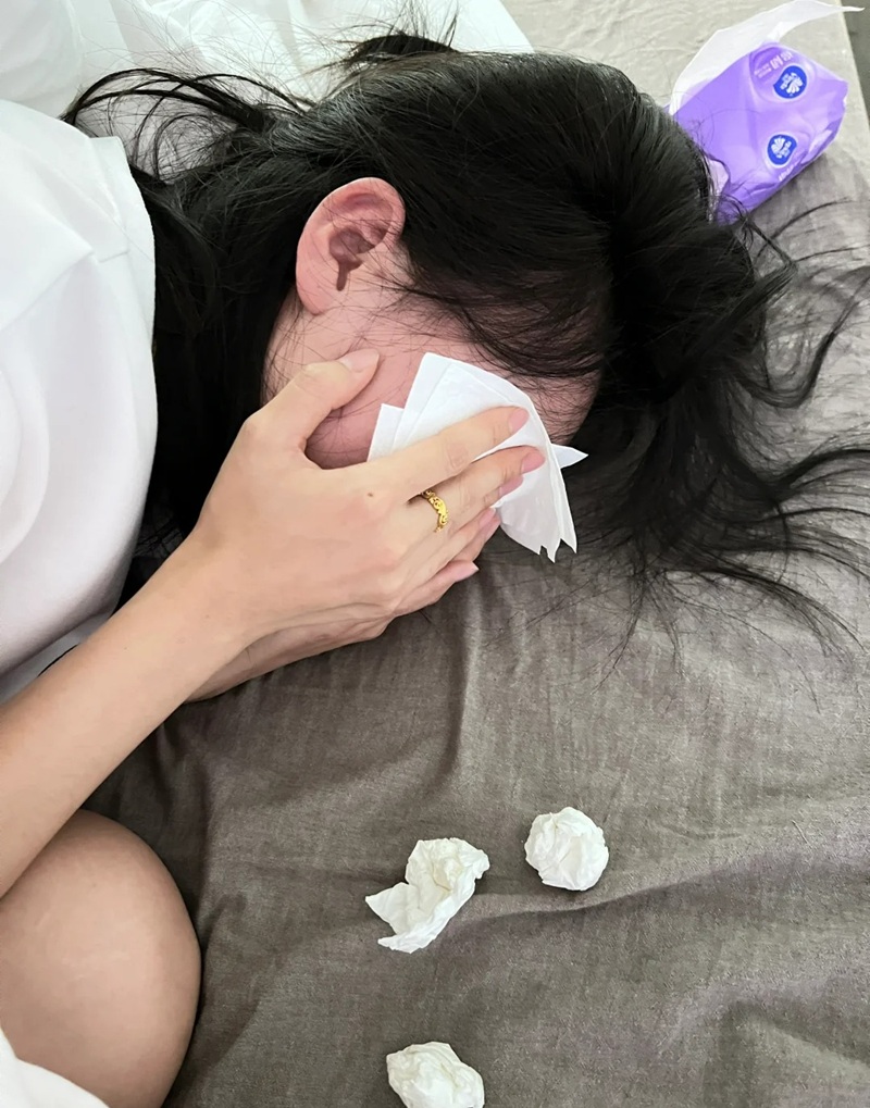 ảnh con gái khóc che mặt