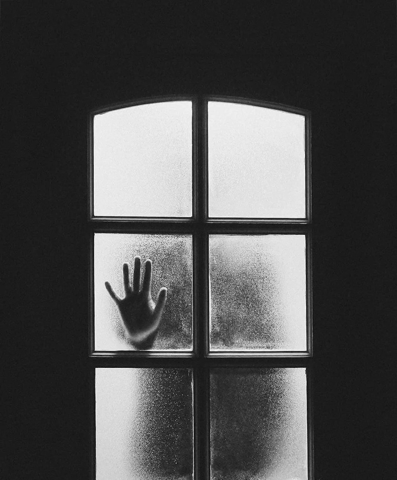 ảnh đen trắng buồn 11