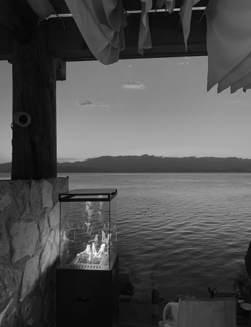 ảnh đen trắng buồn 2