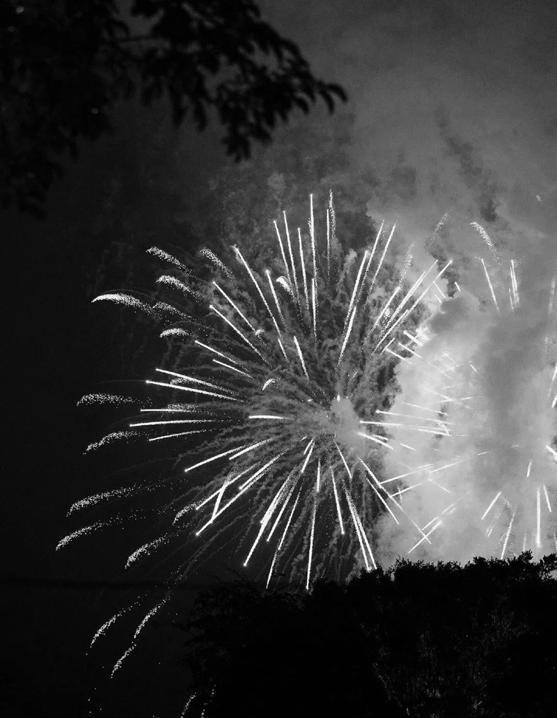 ảnh đen trắng buồn 4