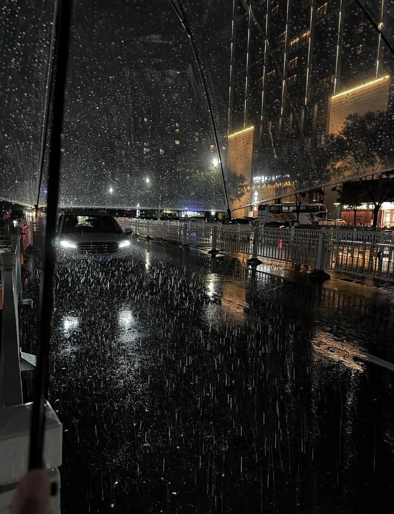 ảnh đi dưới mưa buồn 2