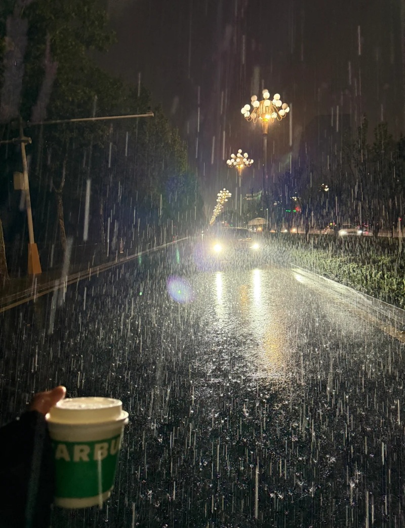 ảnh đi dưới mưa buồn 4