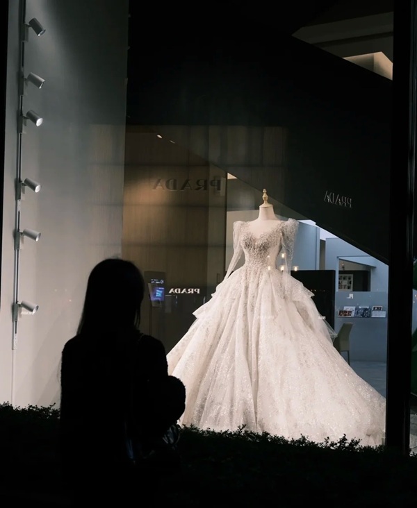 ảnh đứng nhìn váy cưới buồn 1