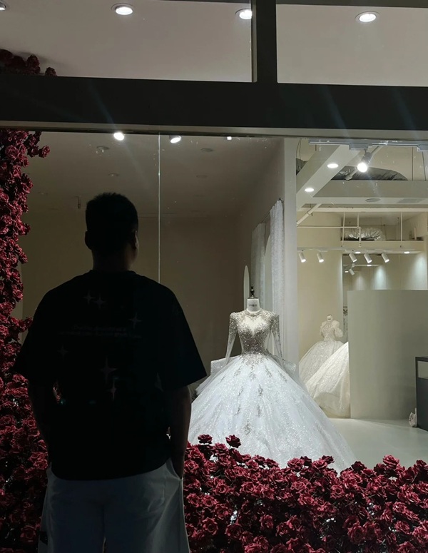 ảnh đứng nhìn váy cưới buồn 10