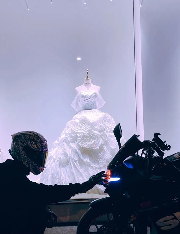 ảnh đứng nhìn váy cưới buồn 11