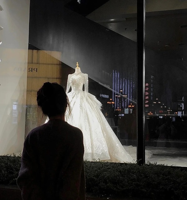 ảnh đứng nhìn váy cưới buồn 12