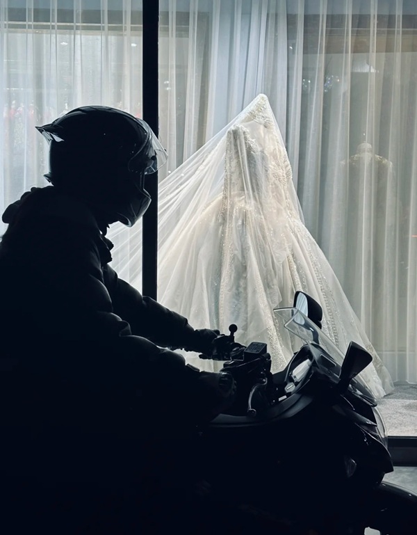 ảnh đứng nhìn váy cưới buồn 14