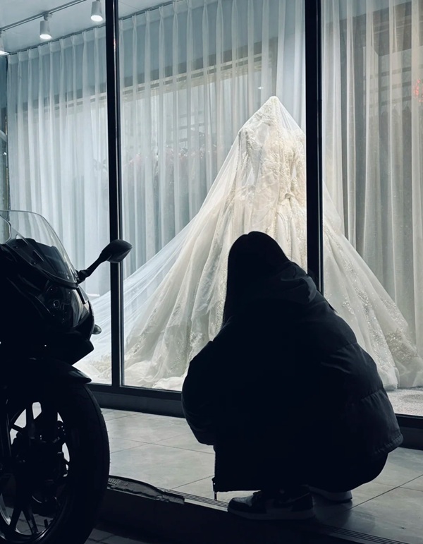 ảnh đứng nhìn váy cưới buồn 15