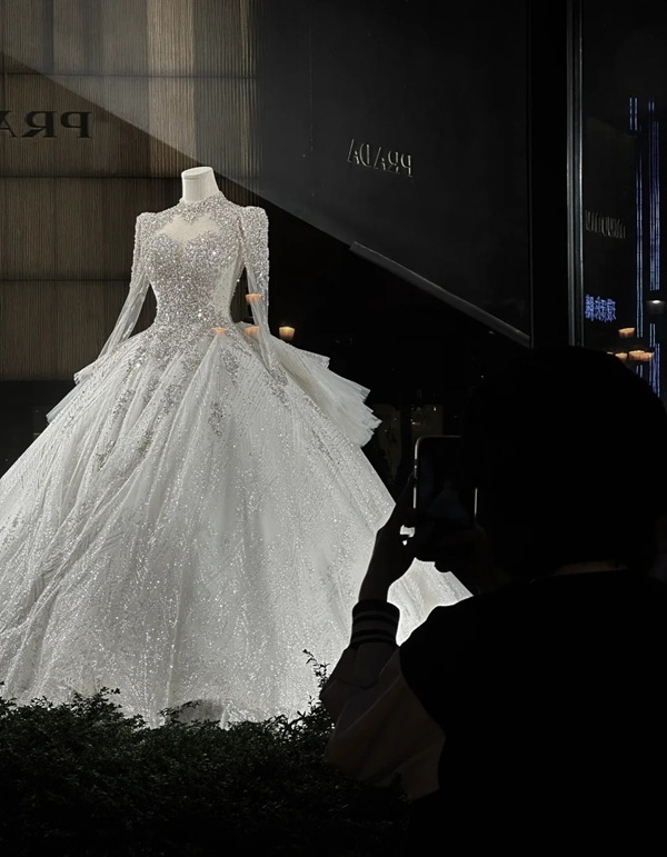 ảnh đứng nhìn váy cưới buồn 18