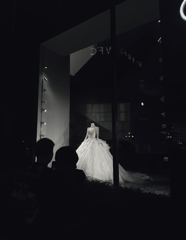 ảnh đứng nhìn váy cưới buồn 19