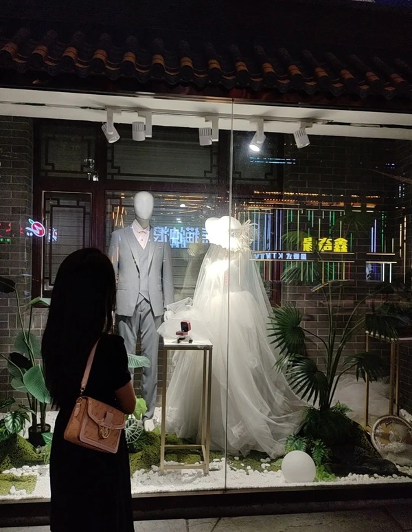 ảnh đứng nhìn váy cưới buồn 2