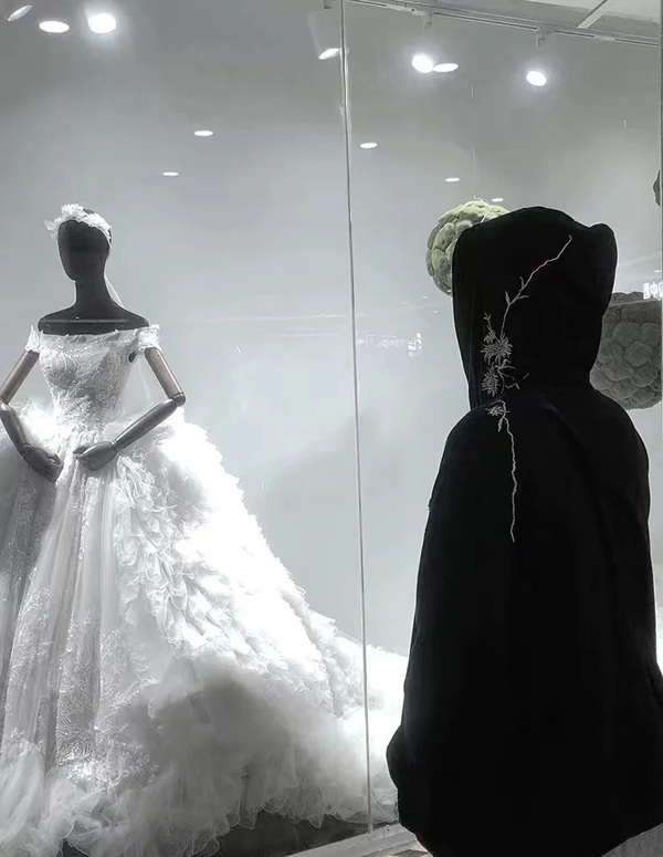 ảnh đứng nhìn váy cưới buồn 20