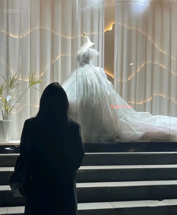 ảnh đứng nhìn váy cưới buồn 21